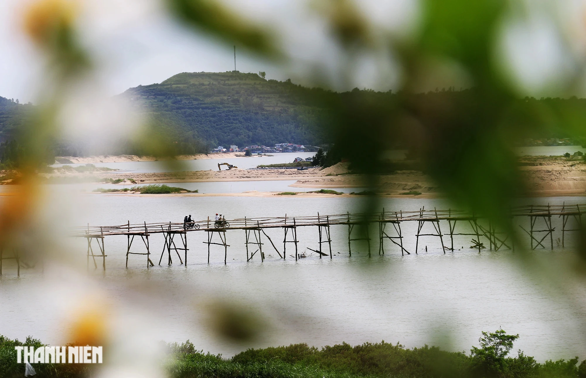 Độc lạ cây cầu gỗ dài gần 1 km bắc qua sông Bình Bá